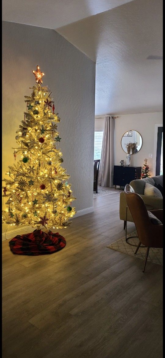 8 ft Pre-Lit Cracker Barrel Christmas Tree in Great Condition
