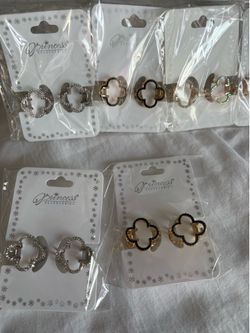 2 small hair clips