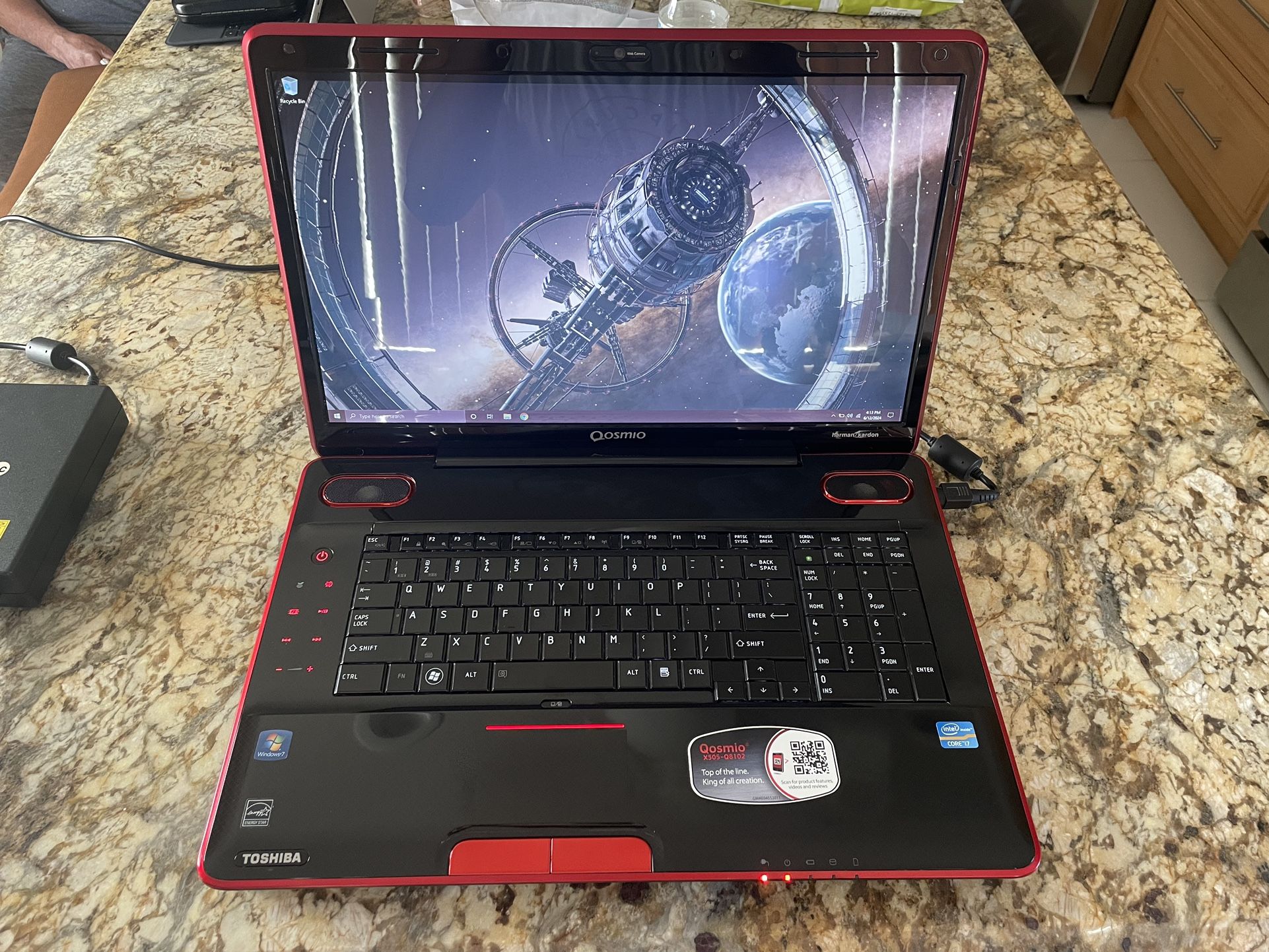 Toshiba Qosmio X505-Q8102X 18.4" Notebook Computer (Omega Black)