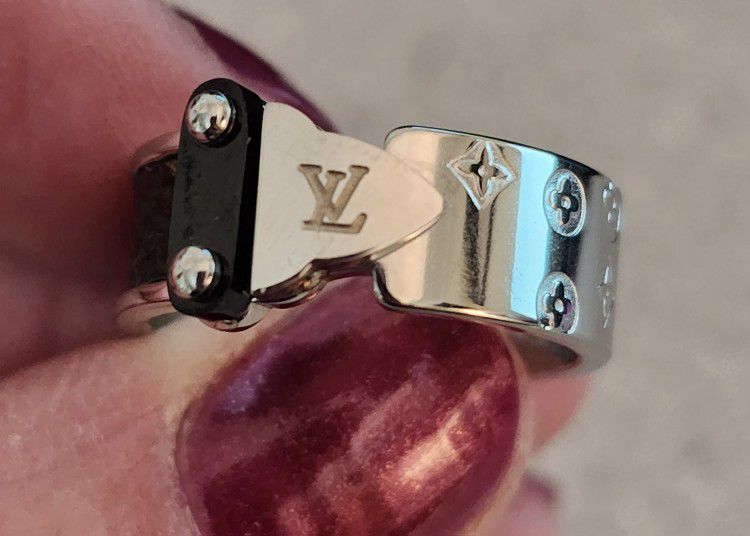 Louis Vuitton Silver Fashion Ring Size 7 for Sale in New Marlboro, MA -  OfferUp