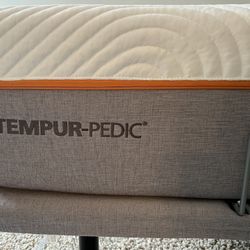 TEMPUR PEDIC Queen Size Matters And A Base. 