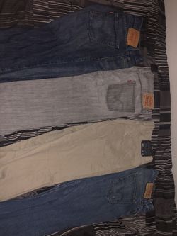 Men’s Levi’s. Sizes in picture.