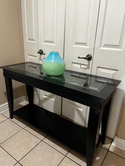 Modern enter table.