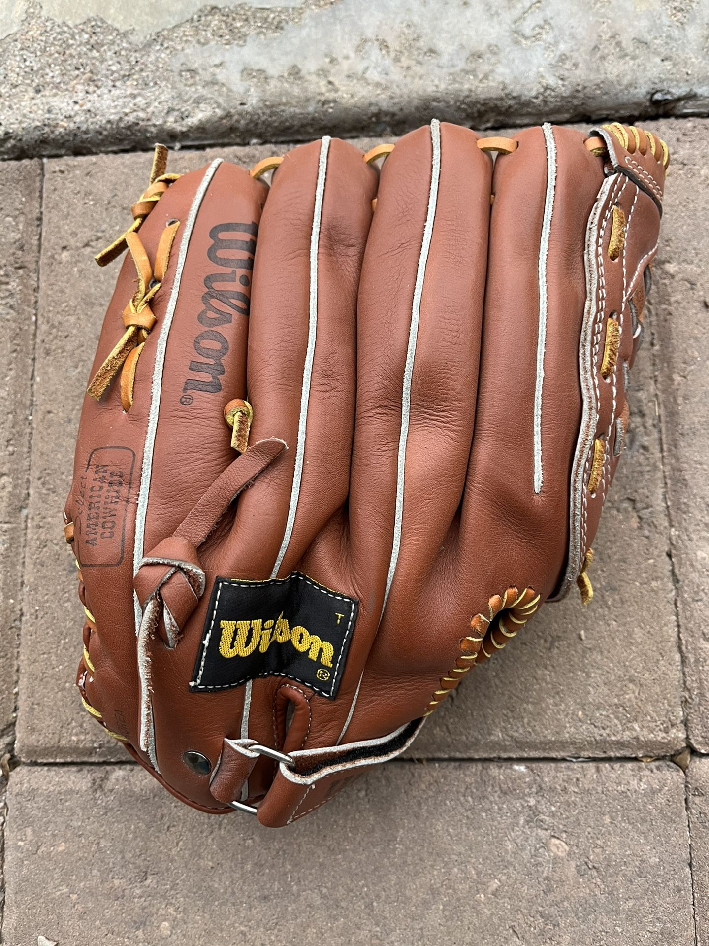 Wilson Youth Left Hand Signature model A2124 Glove Mitt