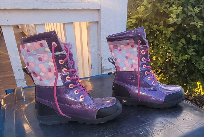 Like new girls size 3 UGG boots