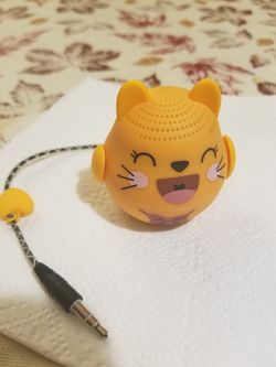 Bluetooth speaker with 3.5 auxiliary Jack