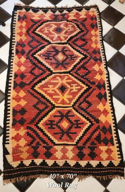 Wool Rug 40" x 70"
earthtones Wool Rug beautifully made 3'4" x 5ft 10"