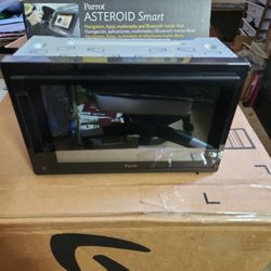 Parrot ASTEROID Smart
Digital media receiver with GPS navigation And Bluetooth 
