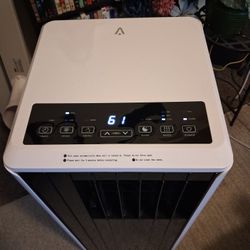 WHYNTER ( 8,000 ) BTU PORTABLE AIR CONDITIONER IN BRAND NEW CONDITION 