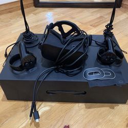 Oculus Rift - CV1 (VR Headset + Accessories)