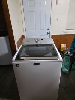 MAYTAG WASHER XL CAPACITY 5.0 CU CLEAN AND DESINFECTED GOOD CONDITION HEAVY DUTY DELIVERY AVAILABLE FOR EXTRA FEE