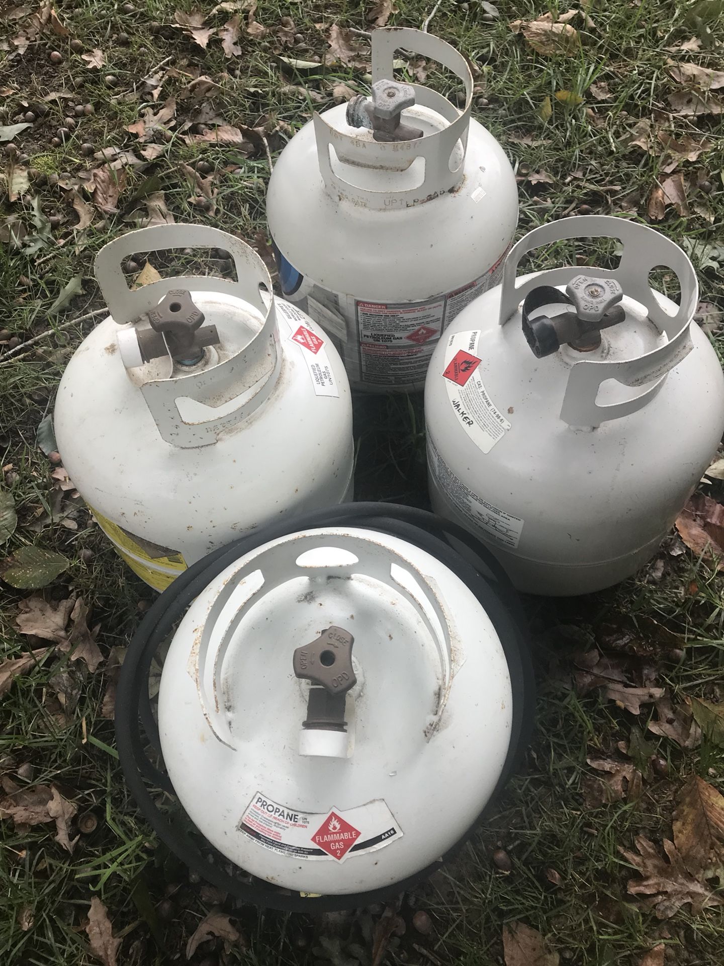 3 propane tanks