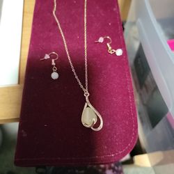 22 Inch Necklace With Matching Earrings 