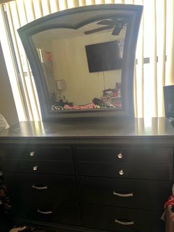 Selling Bedroom Furniture Set