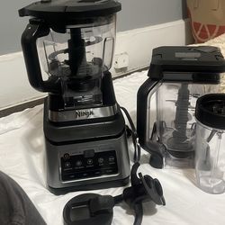 Ninja Kitchen Blender w/ brand new pitcher and dough blade
