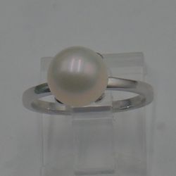 14kt white gold ring 2.8 grams with 8.5mm white pearl size 6 mint condition. 874983-1.