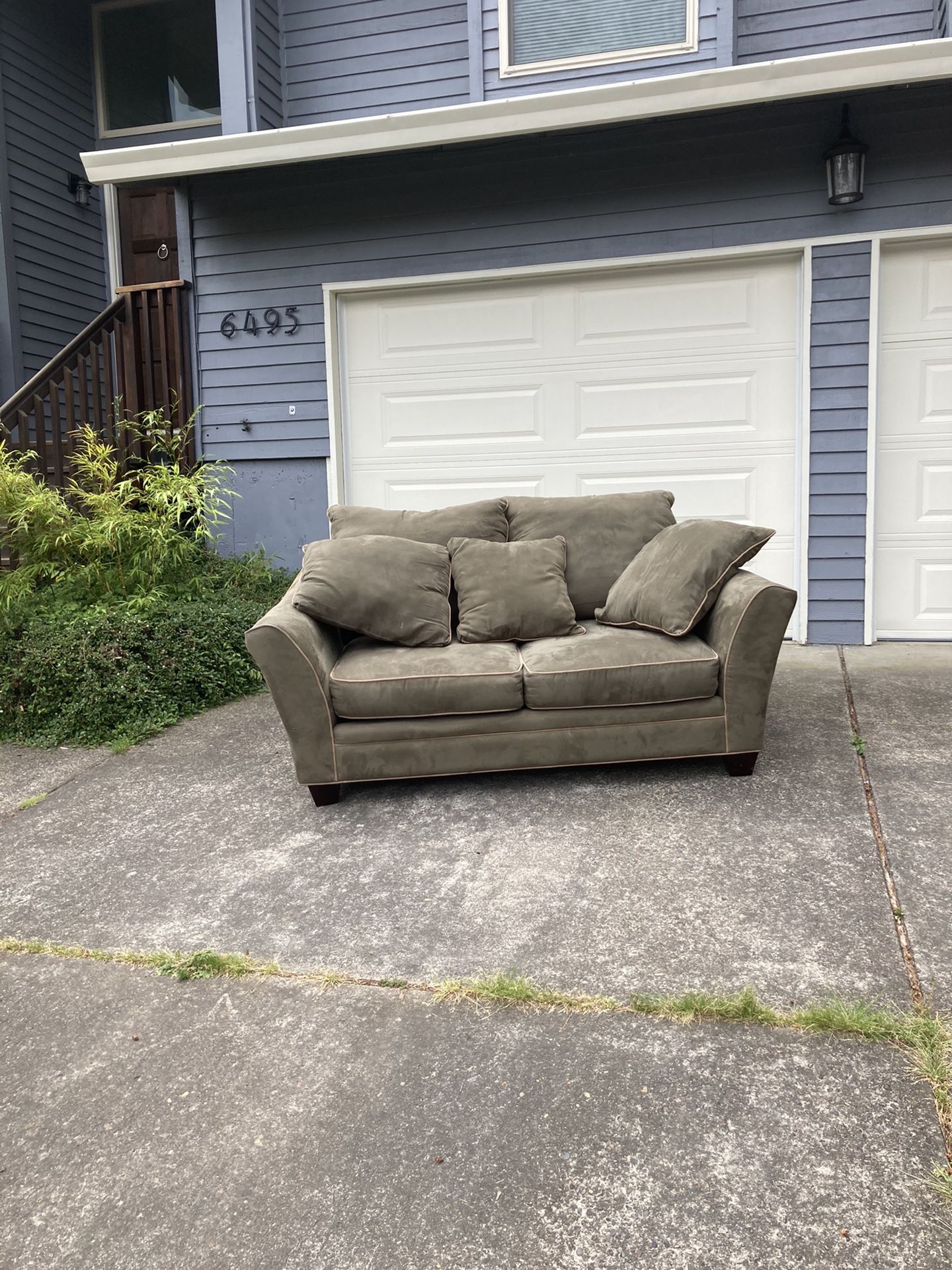 Love seat - free to good home - West Linn Pick up