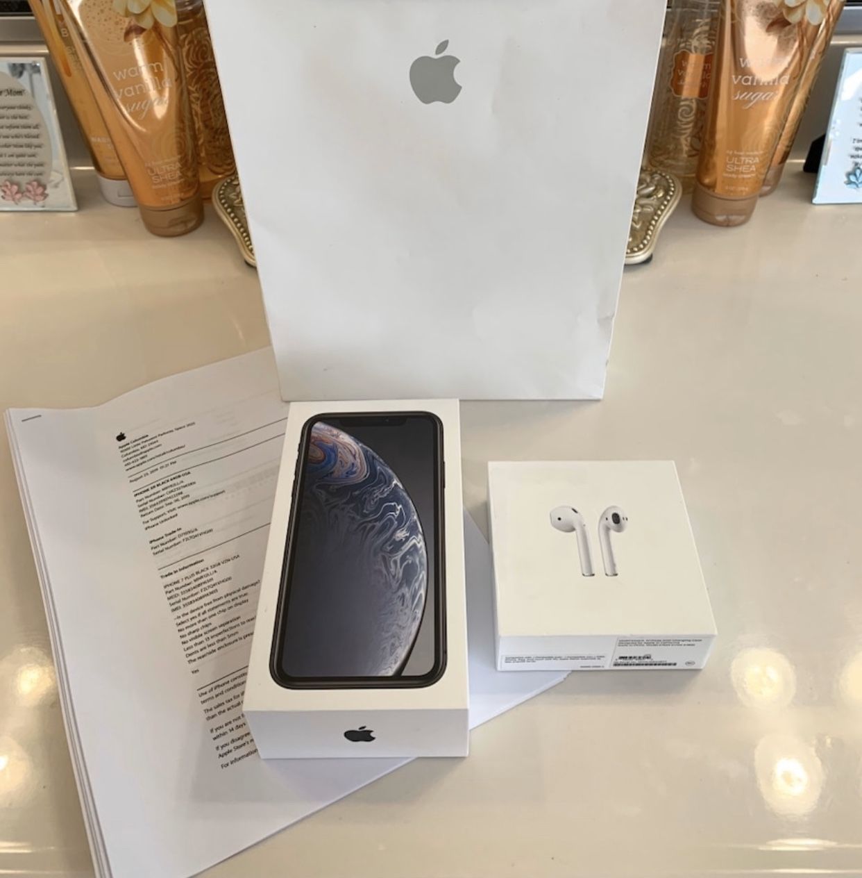 Apple iPhone XR 64BG **UNLOCKED** with Apple AirPods