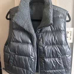 **NEW Hollister Women Reversible Puffer Vest Size medium