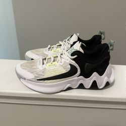 Giannis Antetokounmpo Men’s Size 8 Women’s 9.5