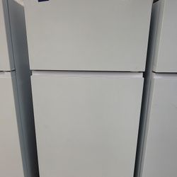New White Hisense 18cu Ft Standard Apartment Size Top Freezer Refrigerator 30" Wide 