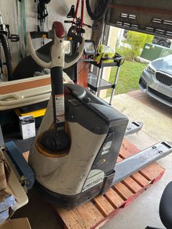 Electric pallet jack
