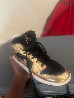 Air Jordan 1 Mid SE GS 'Metallic Gold Black'