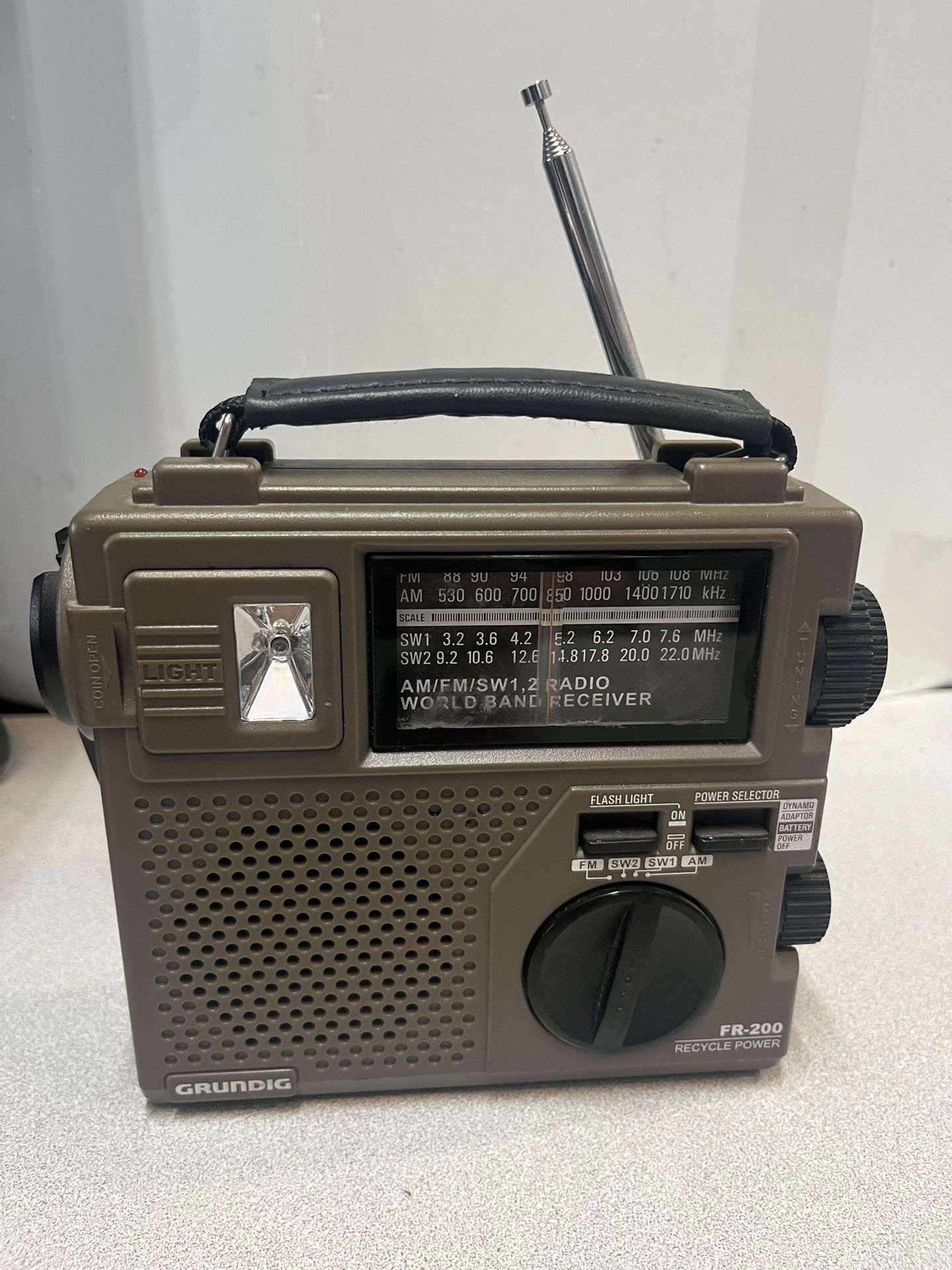 GRUNDIG FR-200 AM/FM/SW emergency hand crank Radio-New Battery for Sale ...