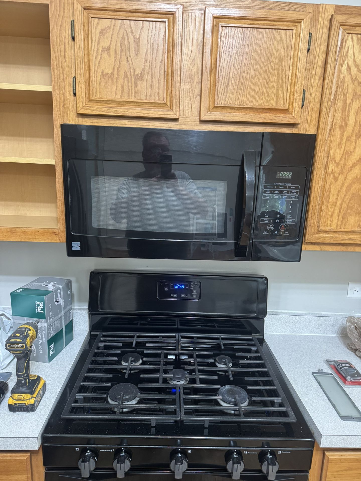 Black stove, refrigerator