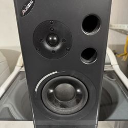 Alesis M1 Active Studio Speaker (2)