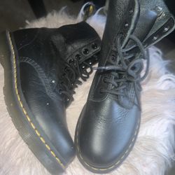 DR MARTENS BOOTS