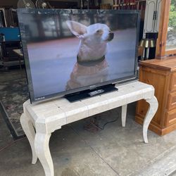 Good Condition Hall Table With 50 Inch Tv 