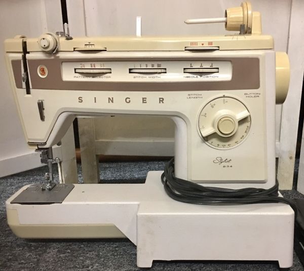 Singer stylist zig zag sewing machine. Excellent working condition with