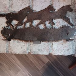 WESTERN RUSTIC METAL 3 HOOK HANGER WITH HORSES