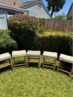 Set of 6 Backless Upholstered Counter Stools ( Like New)