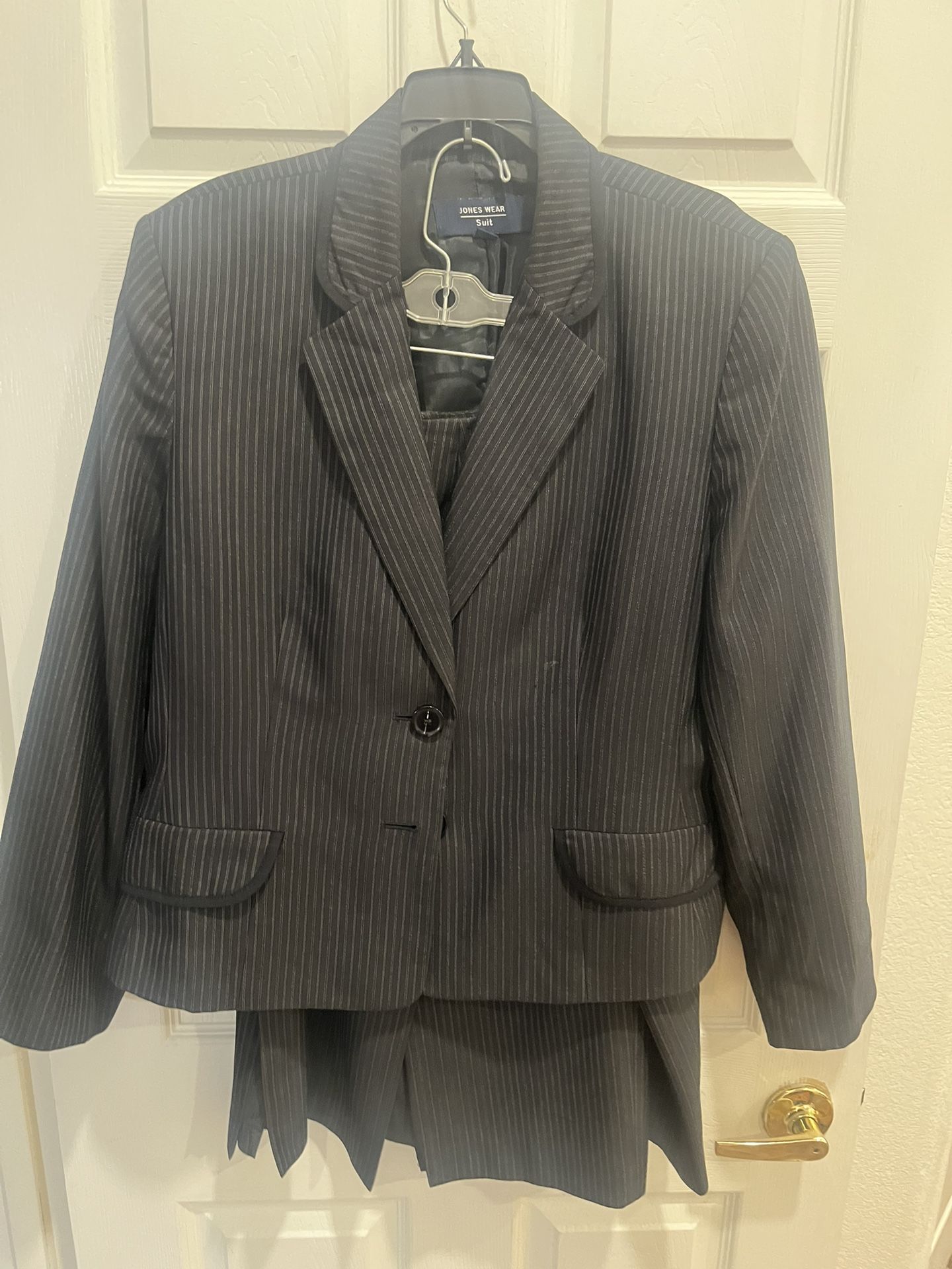Jones Wear Black pinstriped Women’s Suit