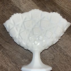 Westmoreland Flat Fan-shaped Vase on Pedestal 