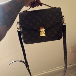 Women’s Louis Vuitton Purse Pochette Métis