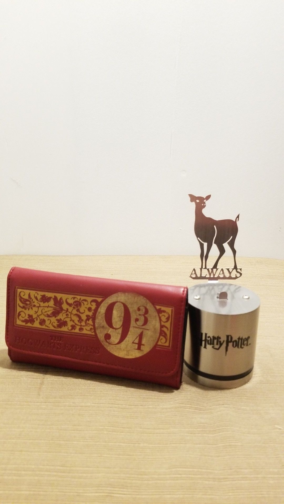 HP wallet and lamp