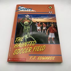 Sports Mysteries #2 The Haunted Soccer Field T.J. Edwards ,  Charles Tang  (Illustrator)