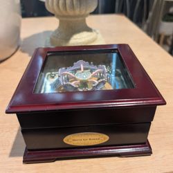 Gold Label Collection Carousel Music Box Plays The Entertainer, Animated Merry Go Round.

