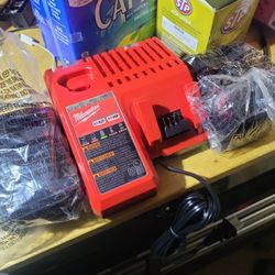 2 M28 Milwaukee Battery 5.0 + Charger  Nuevo