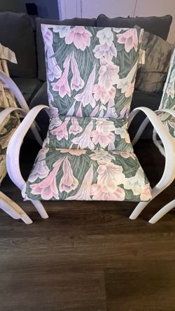 4 Patio Chairs Like New