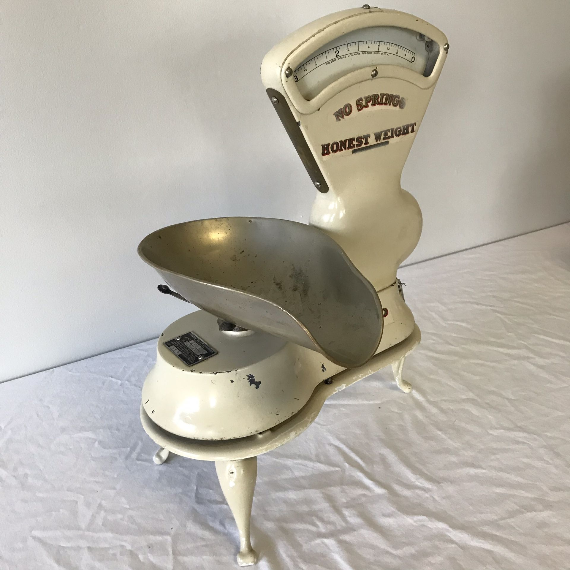 Antique 3lb Toledo candy scale with Queen Ann stand with key & pan Model 405