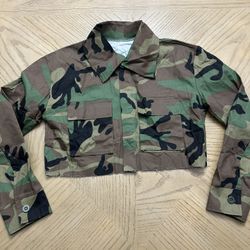 cropped camouflage military jacket with a frayed hemline. Size small