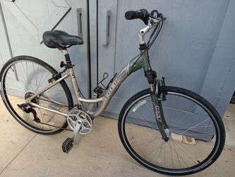 TREK. Hybrid. 700c Tires