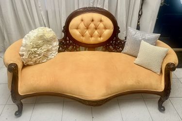 Vintage Victorian-Style Settee – Elegant Carved Wood & Golden Velvet Upholstery