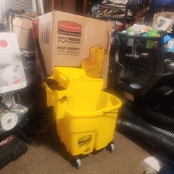 NEW LG RUBBERMAID MOP BUCKET 