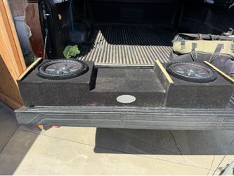 Subwoofer with box and Amp (Kicker) 2015 Tundra