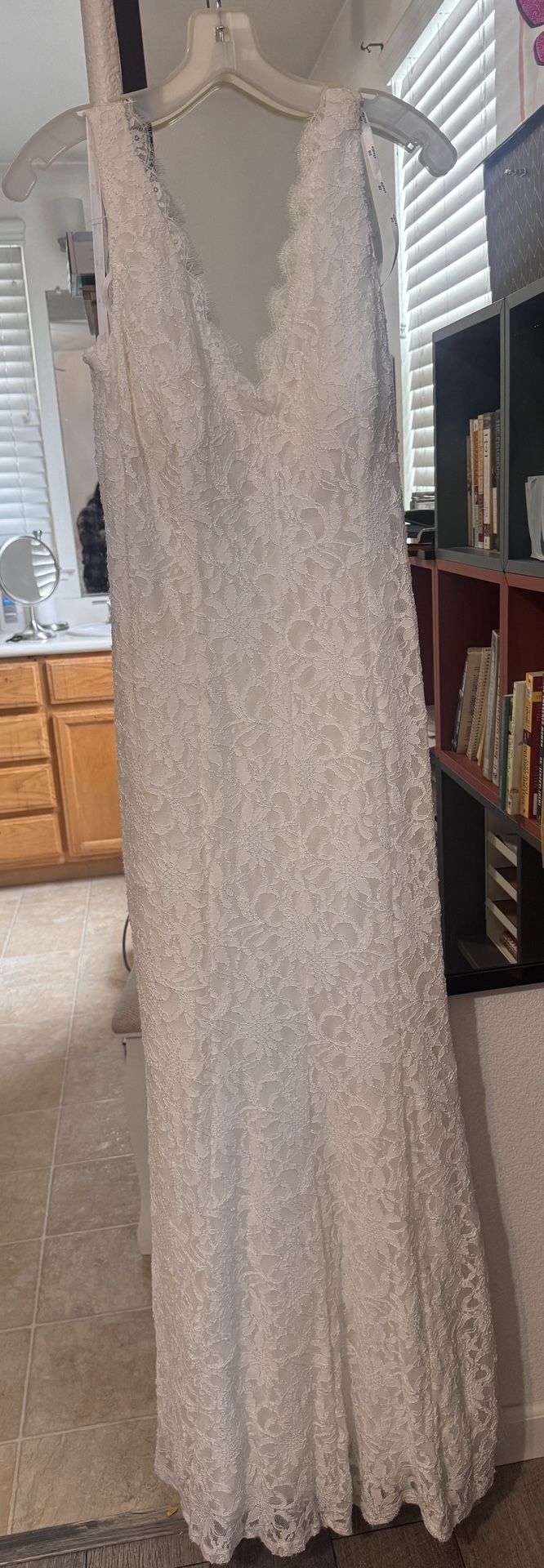 Davids Bridal Studio Size 14 Ivory Wedding Dress With Garter With Flask Bouquet And Sash